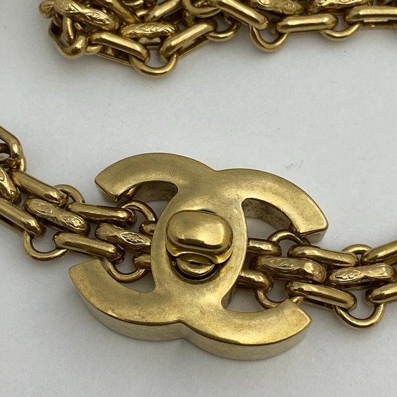 CHANEL Turnlock Necklace CC Autumn 2009 Gold Tone Authenticated - Picture 14 of 16